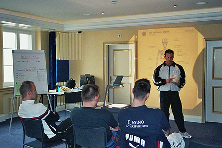 Nikolai Dumke doziert zum Thema Kommunikation Nikolai Dumke doziert zum Thema Kommunikation