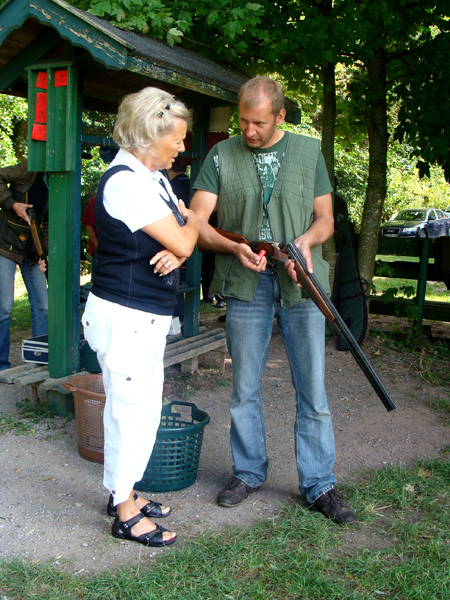 Hanna Weiland und Gerrit Baltrusch kurz vor der Tontaubenjagd